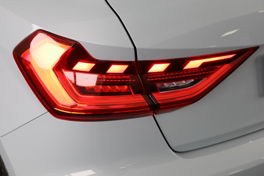 Audi A1 Sportback 30 TFSI Advanced edition Ledverlichting voor en achter, dak in contractkleur