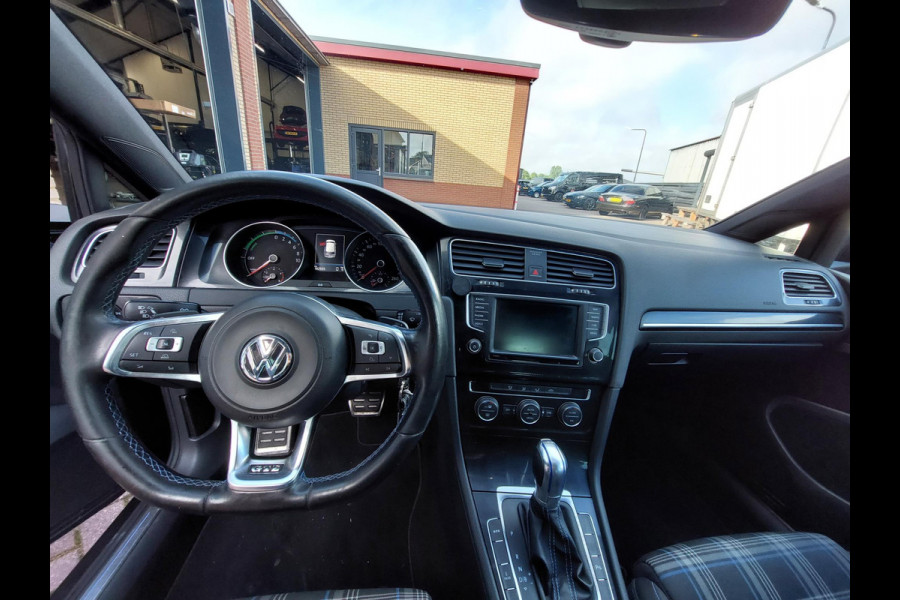 Volkswagen Golf 1.4 TSI GTE Connected Series | Trekhaak | NL auto