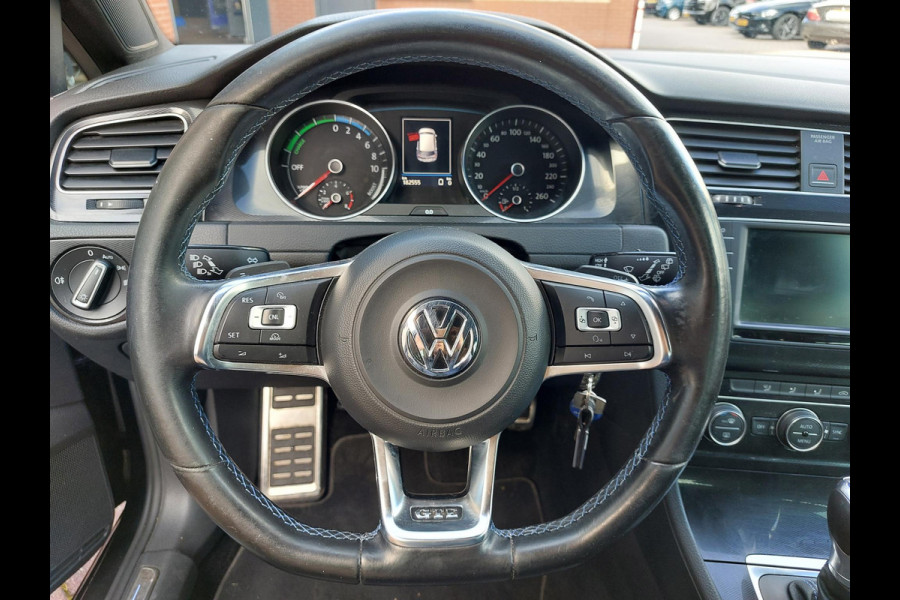 Volkswagen Golf 1.4 TSI GTE Connected Series | Trekhaak | NL auto