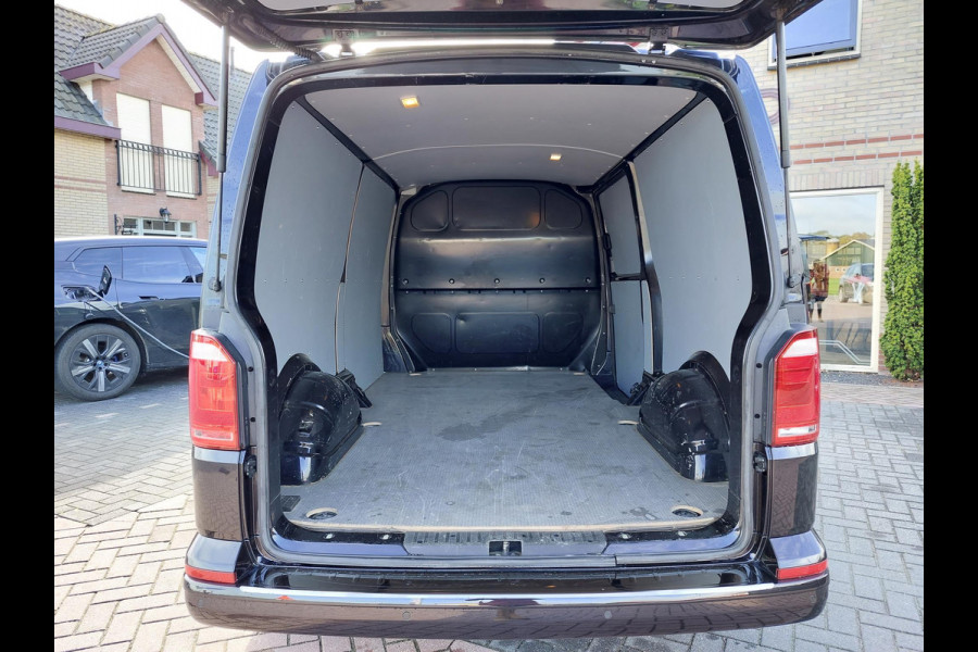 Volkswagen Transporter 2.0 TDI L2H1 Highline | Black Edition | Leer