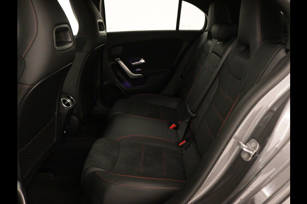 Mercedes-Benz A-Klasse 180 AMG Line | Nightpakket | Premium Pack | Dodehoekassistent | Verwarmde stoelen vooraan | Extra USB-poorten | Sfeerverlichting | Draadloos oplaadsysteem voor smartphone |