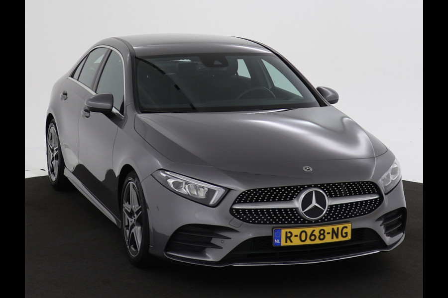 Mercedes-Benz A-Klasse 180 Premium Plus AMG | 5 spaaks lichtmetalen velgen | MBUX wide screen | Navigatie | Parking support | Inclusief 24 maanden Mercedes-Benz Certified garantie voor Europa.