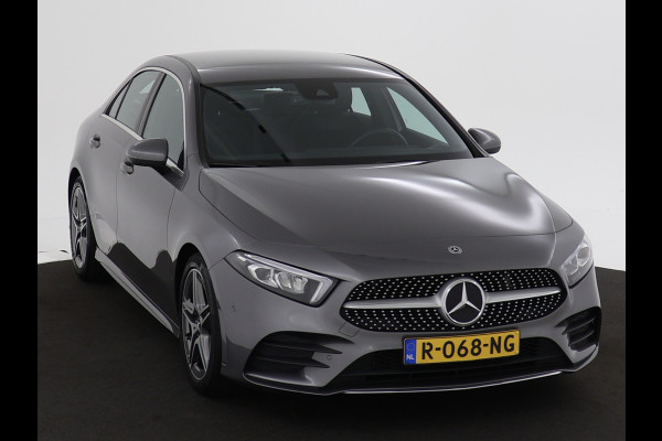 Mercedes-Benz A-Klasse 180 Premium Plus AMG | 5 spaaks lichtmetalen velgen | MBUX wide screen | Navigatie | Parking support | Inclusief 24 maanden Mercedes-Benz Certified garantie voor Europa.