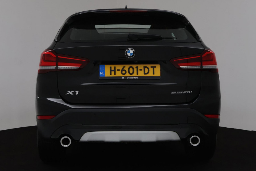 BMW X1 SDrive20i VDL Nedcar Edition Automaat (PANORAMADAK, CAMERA, NAVI, DEALER ONDERHOUDEN)