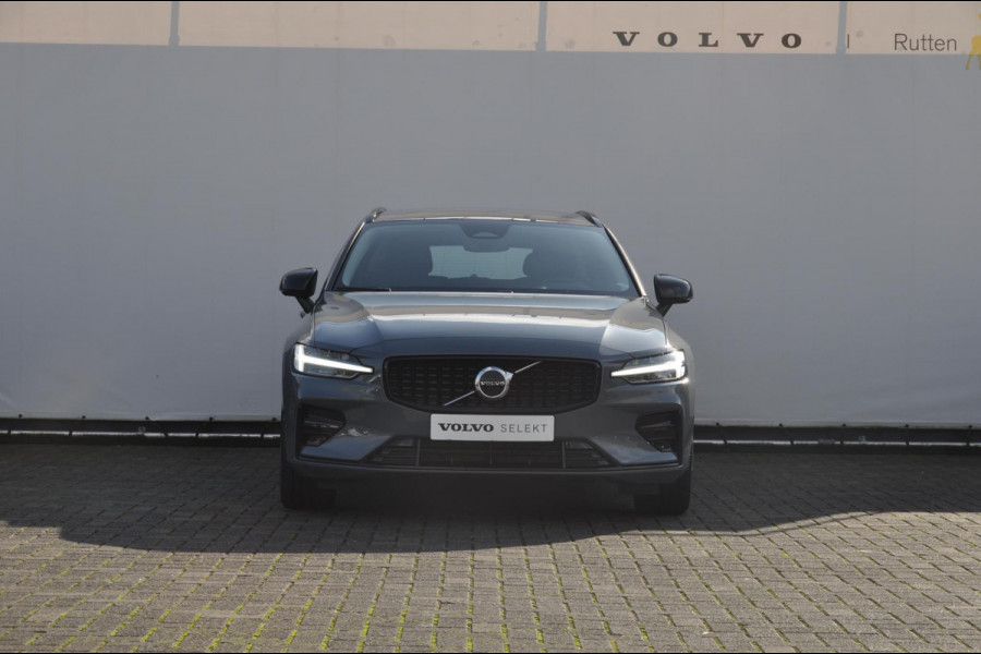 Volvo V60 B4 211PK Automaat Plus Dark Semi-elektrisch inklapbare trekhaak / Adaptive cruise control / Pilot assist / BLIS / Stoelverwarming voor en achter / Elektrische bedienbare stoelen voor met geheugen / Stuurverwarming / Parkeersensoren met camera / Elektrische achterklep / Keyless entry /