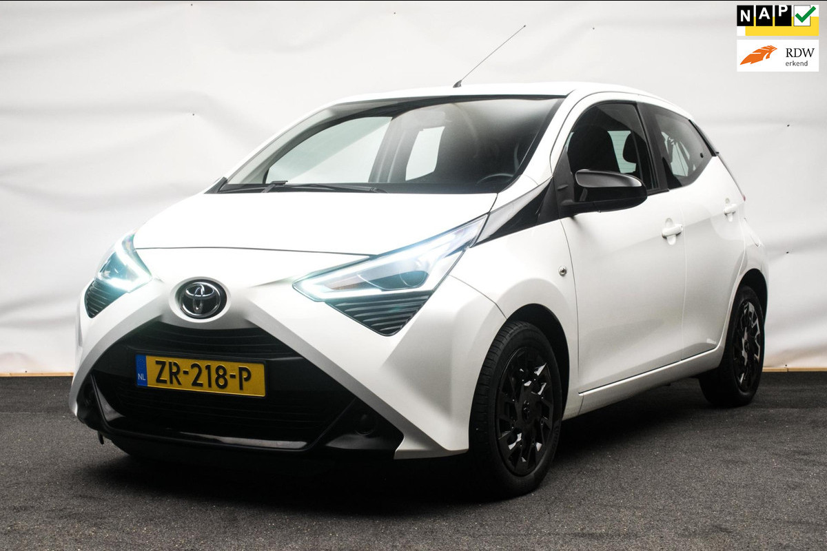 Toyota Aygo 1.0 VVT-i x-play Black And White Edition [ Camera Navigatie LED Carplay Airco ]