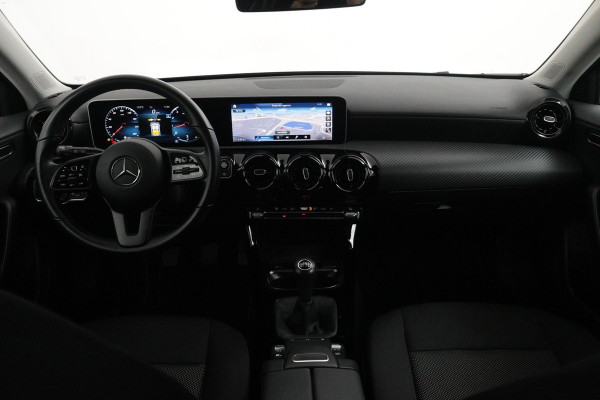 Mercedes-Benz A-Klasse 160 Business Solution AANBIEDING!!! (1e eig, NL-auto, Dealer OnderH, Camera, StoelV, Navi, Carplay, Etc)