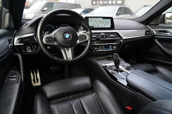 BMW 5 Serie M550d xDrive High Executive | Panorama | Bluestone Metallic | Luxe Nappa Leder | Sfeerverlichting | Camera | NAP |