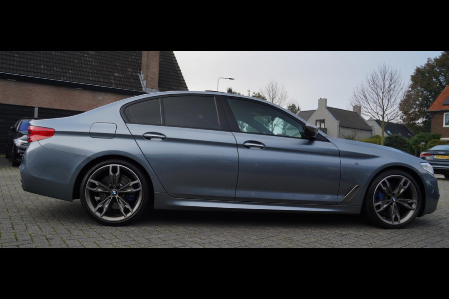 BMW 5 Serie M550d xDrive High Executive | Panorama | Bluestone Metallic | Luxe Nappa Leder | Sfeerverlichting | Camera | NAP |