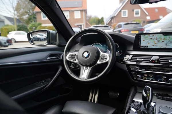 BMW 5 Serie M550d xDrive High Executive | Panorama | Bluestone Metallic | Luxe Nappa Leder | Sfeerverlichting | Camera | NAP |