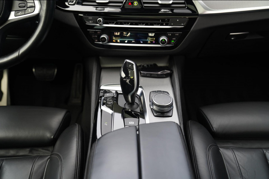 BMW 5 Serie M550d xDrive High Executive | Panorama | Bluestone Metallic | Luxe Nappa Leder | Sfeerverlichting | Camera | NAP |