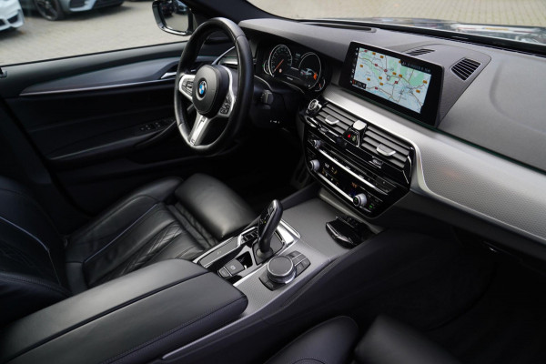 BMW 5 Serie M550d xDrive High Executive | Panorama | Bluestone Metallic | Luxe Nappa Leder | Sfeerverlichting | Camera | NAP |