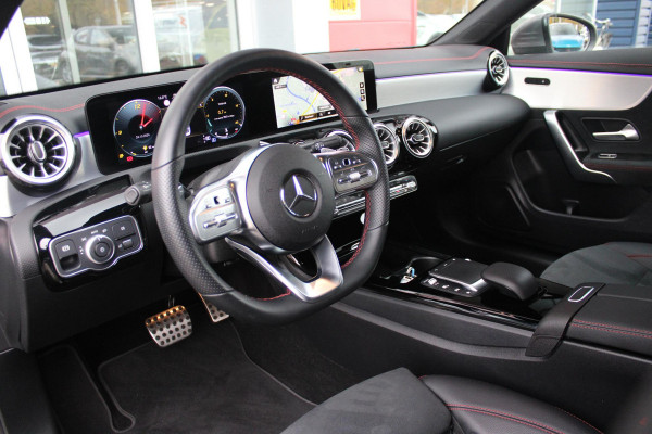 Mercedes-Benz CLA-Klasse 200 163PK AUTOMAAT BUSINESS SOLUTION AMG | PANORAMISCH SCHUIF/KANTEL DAK | SFEER VERLICHTING | APPLE CARPLAY/ANDROID AUTO | ACHTERUITRIJ CAMERA | CLIMATE CONTROL | STOEL VERWARMING | LICHTMETALEN VELGEN 18" | NAVIGATIE | LED MULTI BEAM KOPLAMPEN | DODEHOEK DETECTIE | KEYLESS ENTRY/START | ALL SEASON BANDEN |