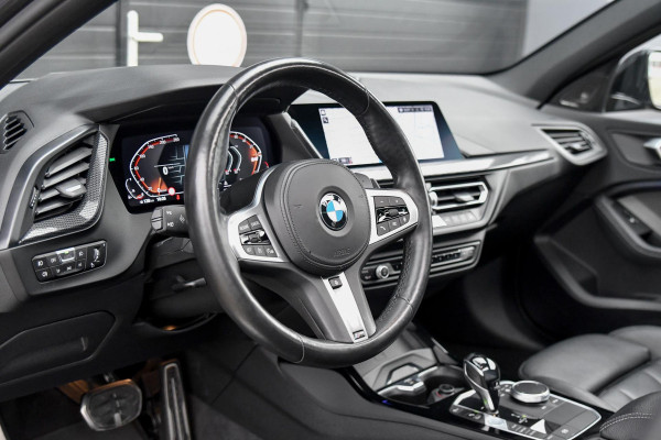 BMW 1-serie 120i M-Sport, Aero, Pano, M-Sportzetels, HUD, H/K, Stuurvw, Leder, Camera, CarPlay, M-Sport remmen!