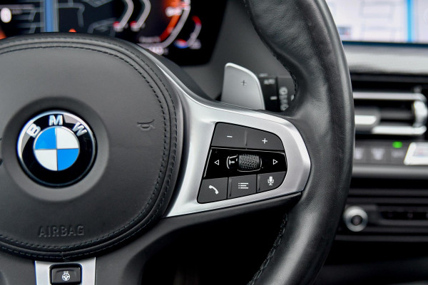 BMW 1-serie 120i M-Sport, Aero, Pano, M-Sportzetels, HUD, H/K, Stuurvw, Leder, Camera, CarPlay, M-Sport remmen!