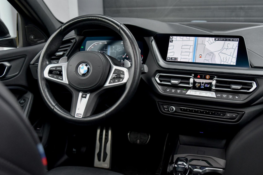 BMW 1-serie 120i M-Sport, Aero, Pano, M-Sportzetels, HUD, H/K, Stuurvw, Leder, Camera, CarPlay, M-Sport remmen!