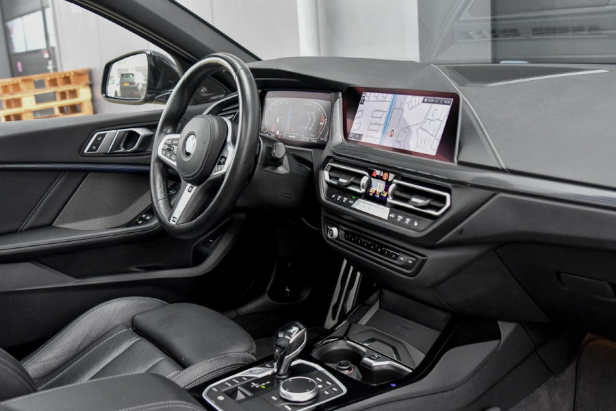 BMW 1-serie 120i M-Sport, Aero, Pano, M-Sportzetels, HUD, H/K, Stuurvw, Leder, Camera, CarPlay, M-Sport remmen!