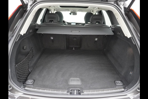 Volvo XC60 B5 250pk Ultimate Dark ORG. NL. NAP KM | ZEER COMPLEET! | TREKHAAK