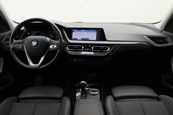 BMW 1-serie 118i Executive Edition Automaat LED, Navigatie, Apple Carplay, Sportstoelen, Getint Glas, PDC, Cruise, 17''