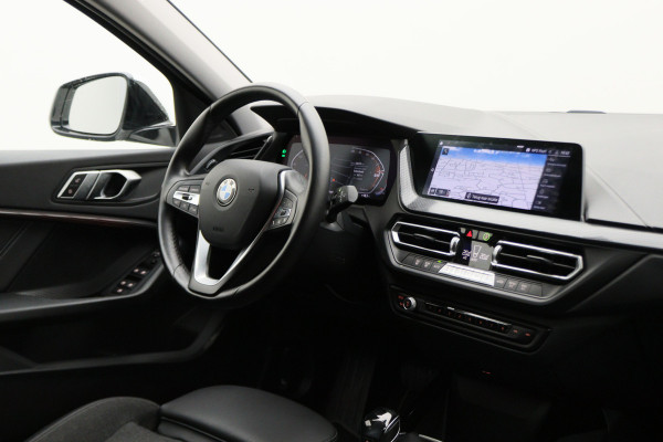 BMW 1-serie 118i Executive Edition Automaat LED, Navigatie, Apple Carplay, Sportstoelen, Getint Glas, PDC, Cruise, 17''