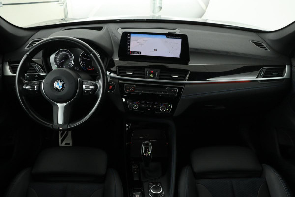 BMW X1 sDrive18i M-Sport | Camera | Trekhaak | Head-Up | Sportstoelen | Full LED | Navigatie | Climate control | PDC | Cruise control