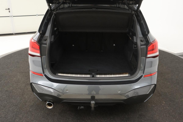 BMW X1 sDrive18i M-Sport | Camera | Trekhaak | Head-Up | Sportstoelen | Full LED | Navigatie | Climate control | PDC | Cruise control