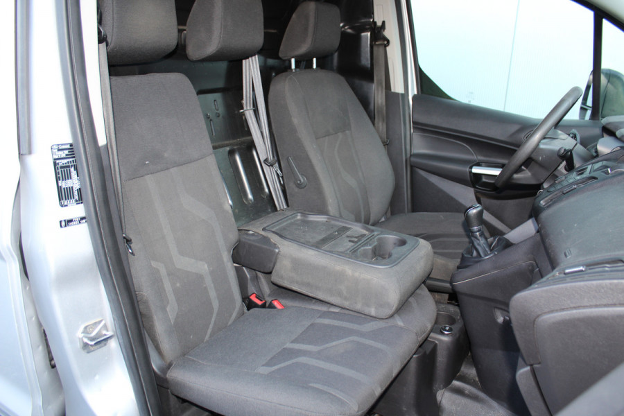 Ford Transit Connect 1.5-75pk TDCI L1 Trend. Dames en heren ondernemers, let op: nette bedrijfswagen, goed voor nog jaren veilig en plezierig vervoer ! Airco, telefoonvoorb., trekhaak, imperiaal, laadruimte betimmerd etc.