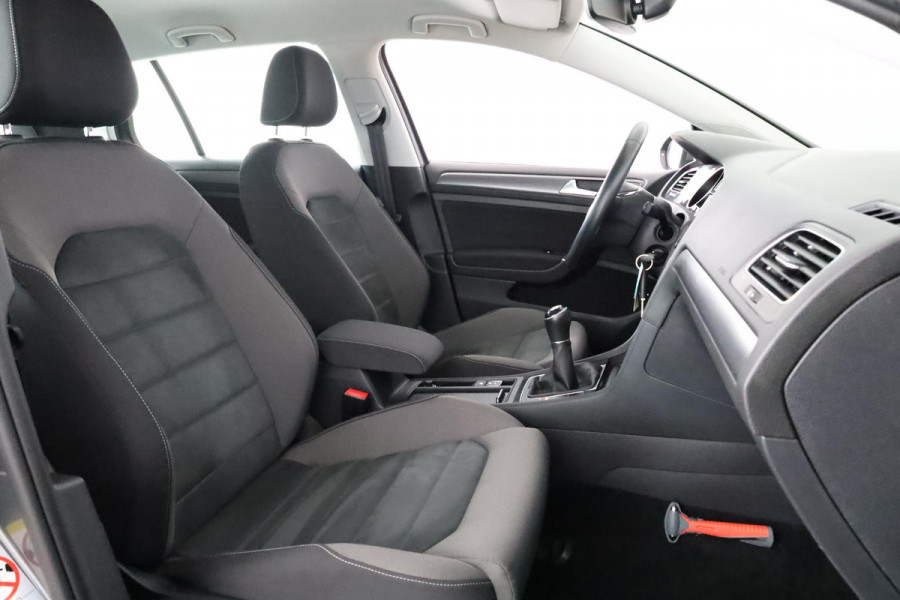 Volkswagen Golf 1.5 TSI Comfortline Business 130 pk | Navigatie | Parkeersensoren | Adaptieve cruise control | Stoelverwarming |