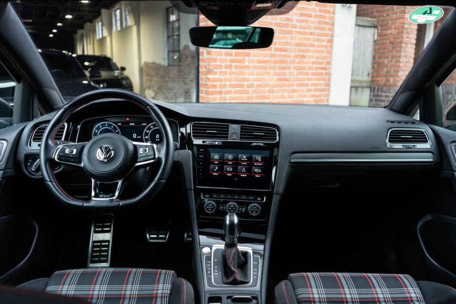 Volkswagen Golf 2.0 TSI GTI Performance Pano / Camera / Keyless