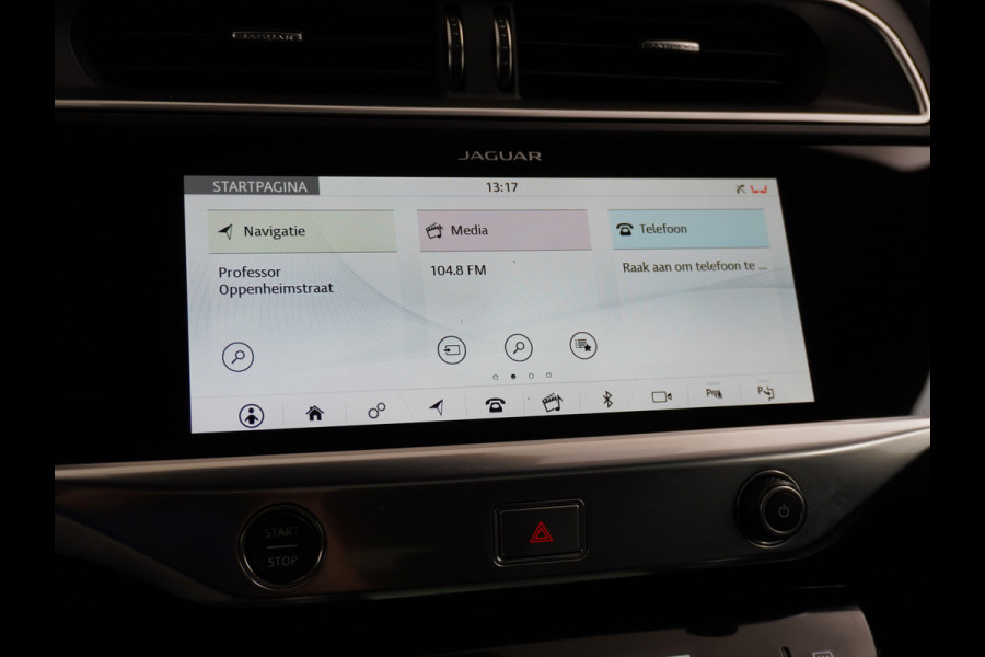 Jaguar I-PACE EV400 HSE 90 kWh 400pk 4WD Active -Air-Suspension Gekoelde-Elektr.Leer-Sport-Comfort-stoel Pano.dak VirtualCockpit Leer Adaptive Adaptive Dynamics Adaptive Surface Response actieve luchtvering! Head-up Display Meridan Surround Sound (825Watt!) Verwarmde Stuur Voorruit+Sproeiers Hill-Hold 4x4 AWD(4) wiel aandrijving Luchtvering Zwarte-Hemel Snelladen 104kw DC p/uur en thuisladen 1 fase max 7,4kw/uur bij 32a (of 3x16A omzetten naar 1x32A via de Ratio EV Transformer Charger zond