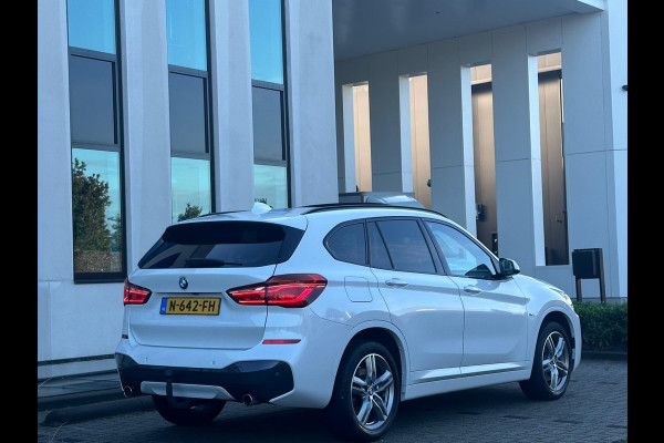 BMW X1 XDrive20i Automaat M sport pakket, panoramadak, trekhaak, HUD, achteruitrijcamera, harman cardon