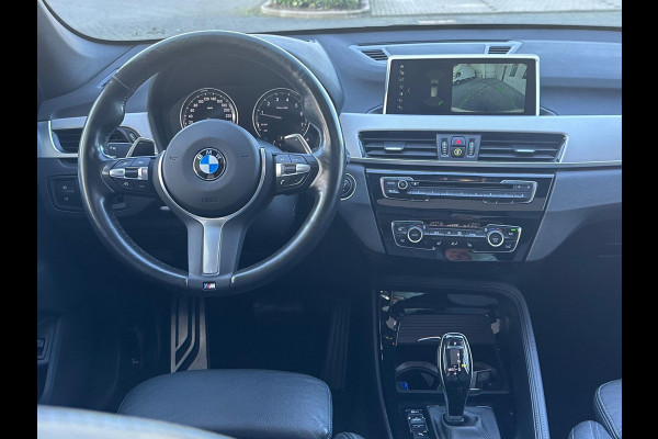 BMW X1 XDrive20i Automaat M sport pakket, panoramadak, trekhaak, HUD, achteruitrijcamera, harman cardon