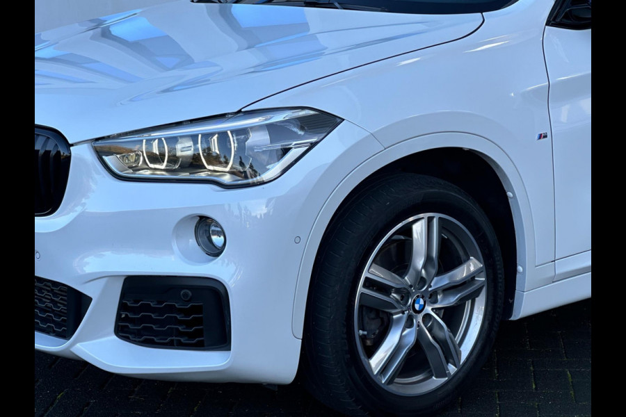 BMW X1 XDrive20i Automaat M sport pakket, panoramadak, trekhaak, HUD, achteruitrijcamera, harman cardon