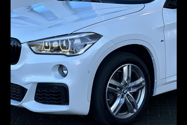 BMW X1 XDrive20i Automaat M sport pakket, panoramadak, trekhaak, HUD, achteruitrijcamera, harman cardon