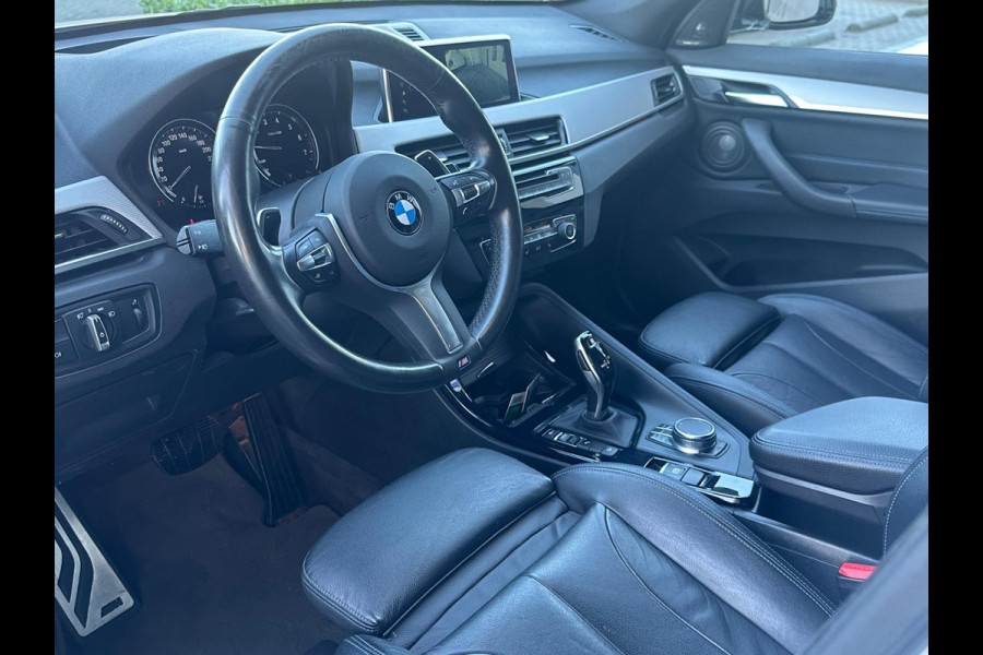 BMW X1 XDrive20i Automaat M sport pakket, panoramadak, trekhaak, HUD, achteruitrijcamera, harman cardon