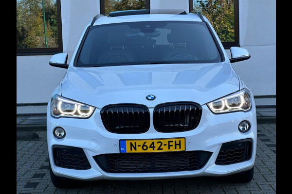 BMW X1 XDrive20i Automaat M sport pakket, panoramadak, trekhaak, HUD, achteruitrijcamera, harman cardon