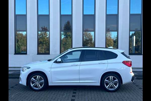 BMW X1 XDrive20i Automaat M sport pakket, panoramadak, trekhaak, HUD, achteruitrijcamera, harman cardon