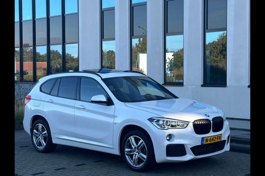 BMW X1 XDrive20i Automaat M sport pakket, panoramadak, trekhaak, HUD, achteruitrijcamera, harman cardon