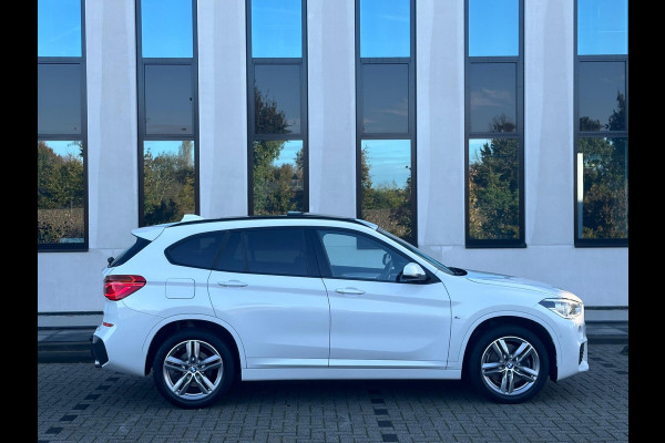 BMW X1 XDrive20i Automaat M sport pakket, panoramadak, trekhaak, HUD, achteruitrijcamera, harman cardon