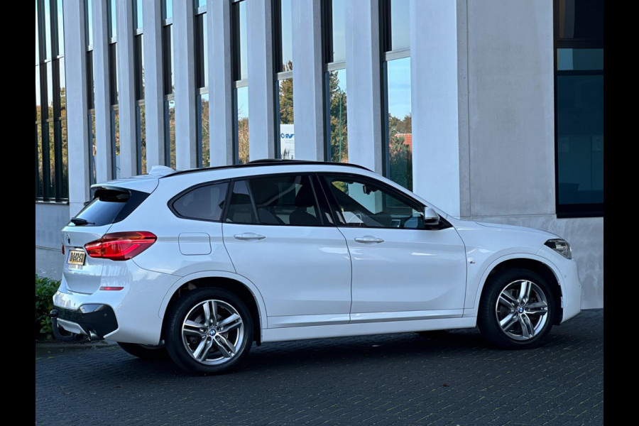 BMW X1 XDrive20i Automaat M sport pakket, panoramadak, trekhaak, HUD, achteruitrijcamera, harman cardon