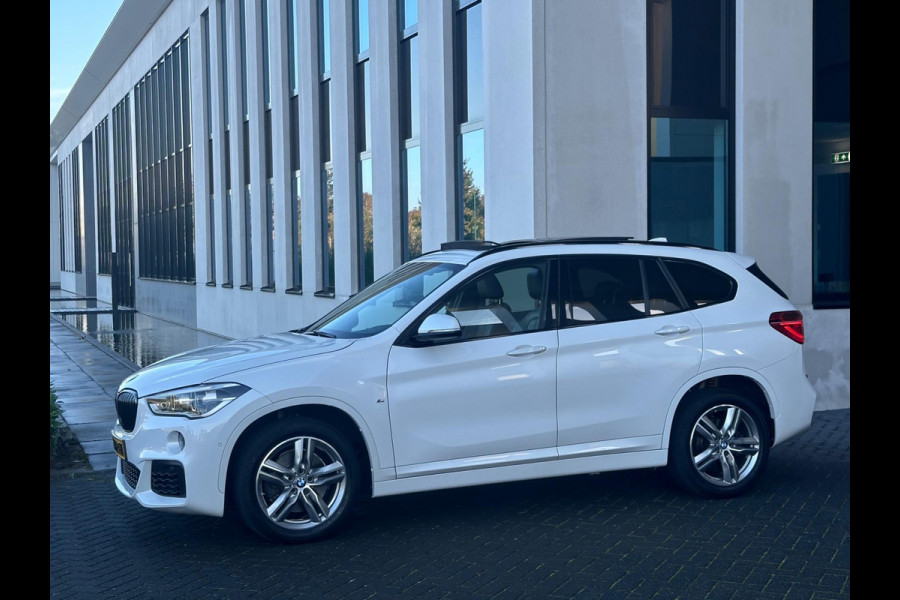 BMW X1 XDrive20i Automaat M sport pakket, panoramadak, trekhaak, HUD, achteruitrijcamera, harman cardon