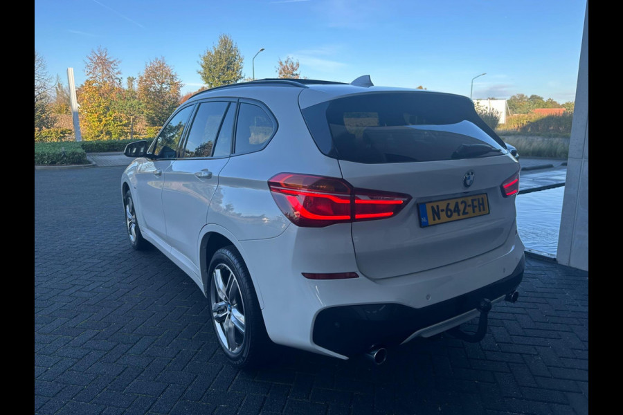 BMW X1 XDrive20i Automaat M sport pakket, panoramadak, trekhaak, HUD, achteruitrijcamera, harman cardon