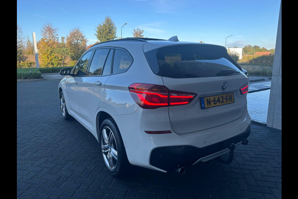 BMW X1 XDrive20i Automaat M sport pakket, panoramadak, trekhaak, HUD, achteruitrijcamera, harman cardon