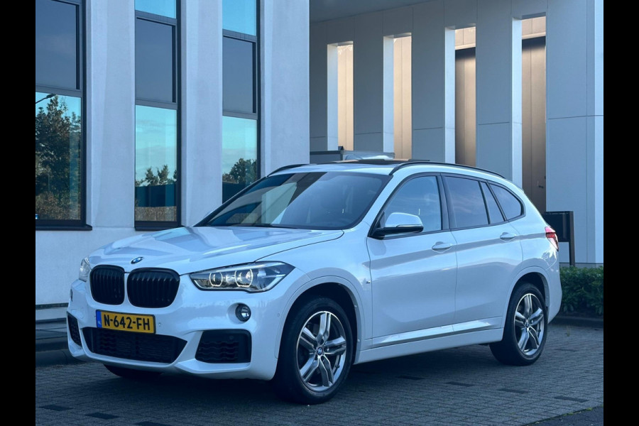 BMW X1 XDrive20i Automaat M sport pakket, panoramadak, trekhaak, HUD, achteruitrijcamera, harman cardon