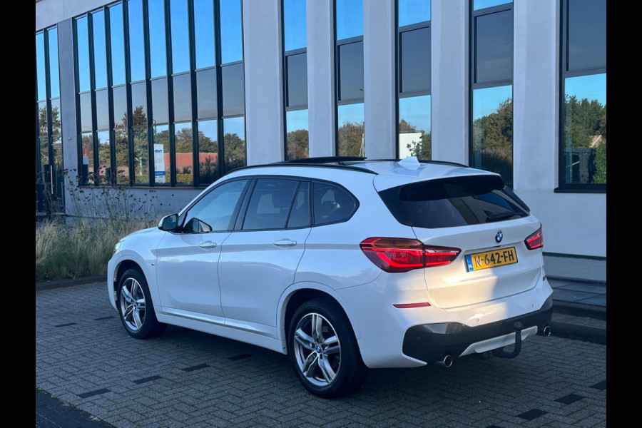 BMW X1 XDrive20i Automaat M sport pakket, panoramadak, trekhaak, HUD, achteruitrijcamera, harman cardon