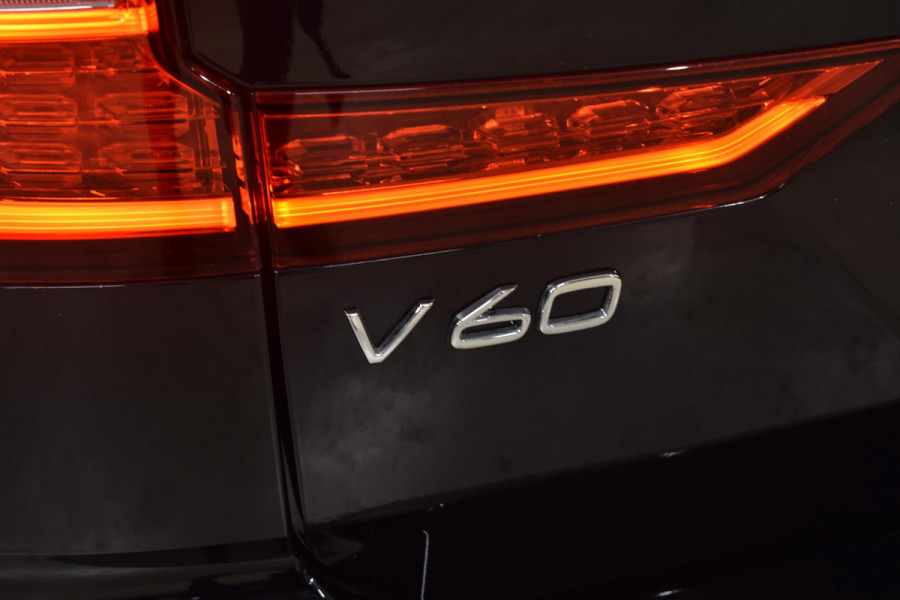 Volvo V60 B4 211PK Automaat Plus Dark / Google Navigatie / Adaptieve Cruisecontrol / Elektrische Stoelen / Leder / Trekhaak /