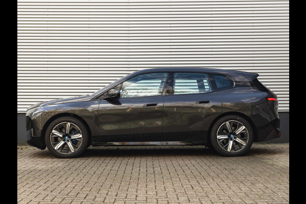 BMW iX xDrive40 - Driving Ass Prof - Laserlight - Parking Ass Plus - Sportpakket