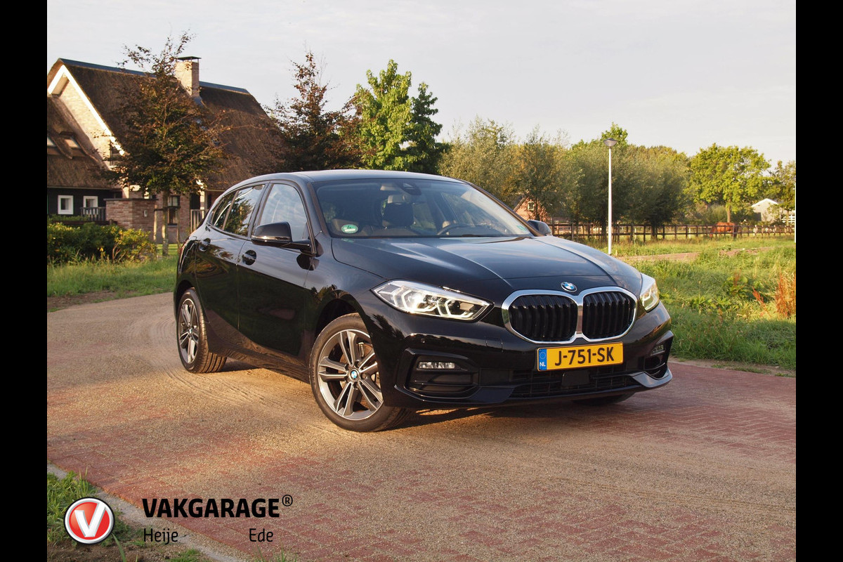 BMW 1-serie 118i Executive Edition | Camera | Apple Carplay | Sportstoelen | Camera | PDC | NL-Auto