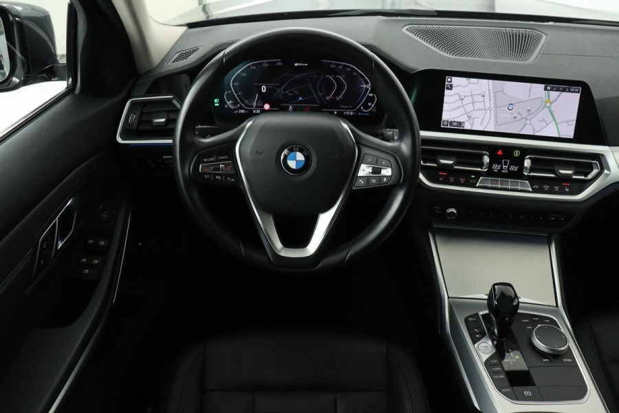 BMW 3-serie 330e eDrive Edition | Luxury Line | Adaptive Cruise | Trekhaak | DAB+ | Leder | Full LED | Stoelverwarming | Carplay | PDC