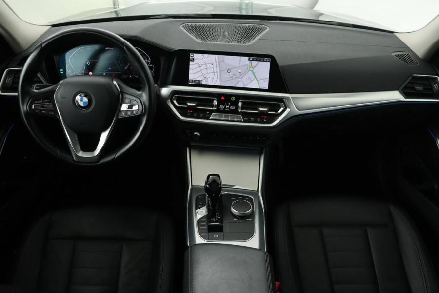 BMW 3-serie 330e eDrive Edition | Luxury Line | Adaptive Cruise | Trekhaak | DAB+ | Leder | Full LED | Stoelverwarming | Carplay | PDC